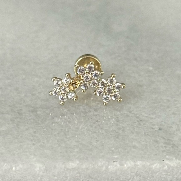 Gold Flower Cluster Cartilage Earring 

Brand New - Picture 2 of 4